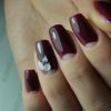 Изысканный темный маникюр