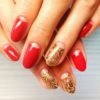 Яркий красный маникюр с декором