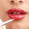 Как нанести губную помаду, чтобы губы казались полнее