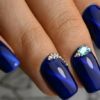 Насыщенный синий оттенок в маникюре