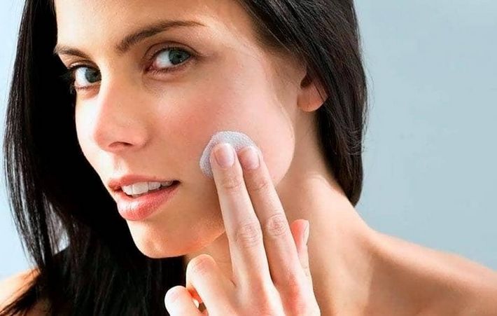 Как избавиться от прыщей на теле и устранить их следы с помощью доступных средств